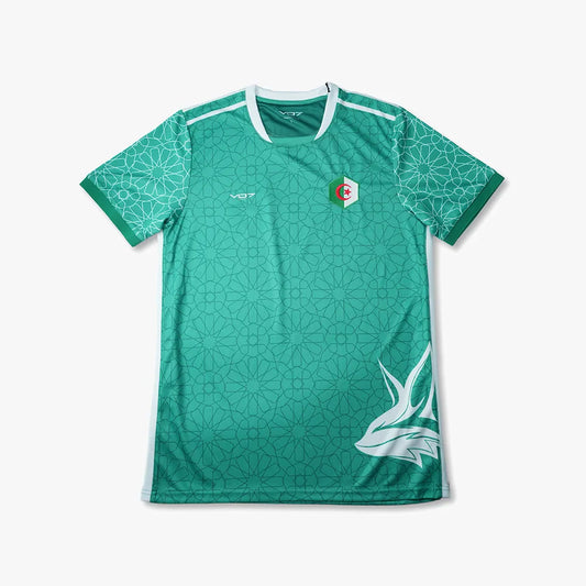 Maillot de football vert VO7, motif géométrique, blason de l'Algérie et motif de fennec blanc sur le bas.