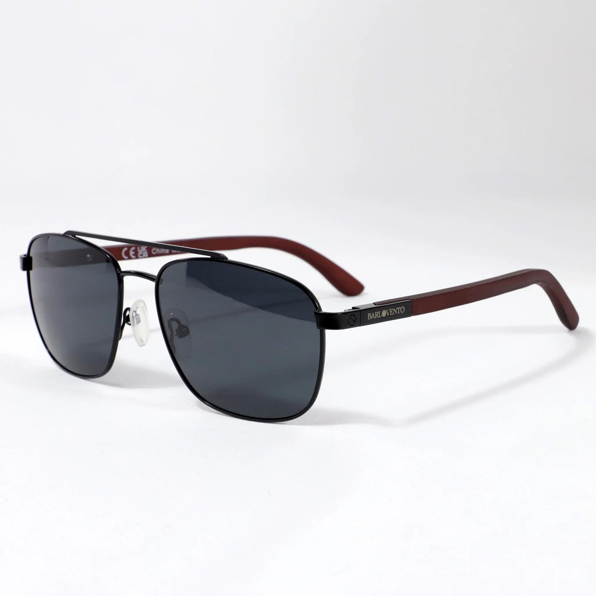 Gafas de sol Almadraba con patillas de madera natural - Detalle de grabado artesanal