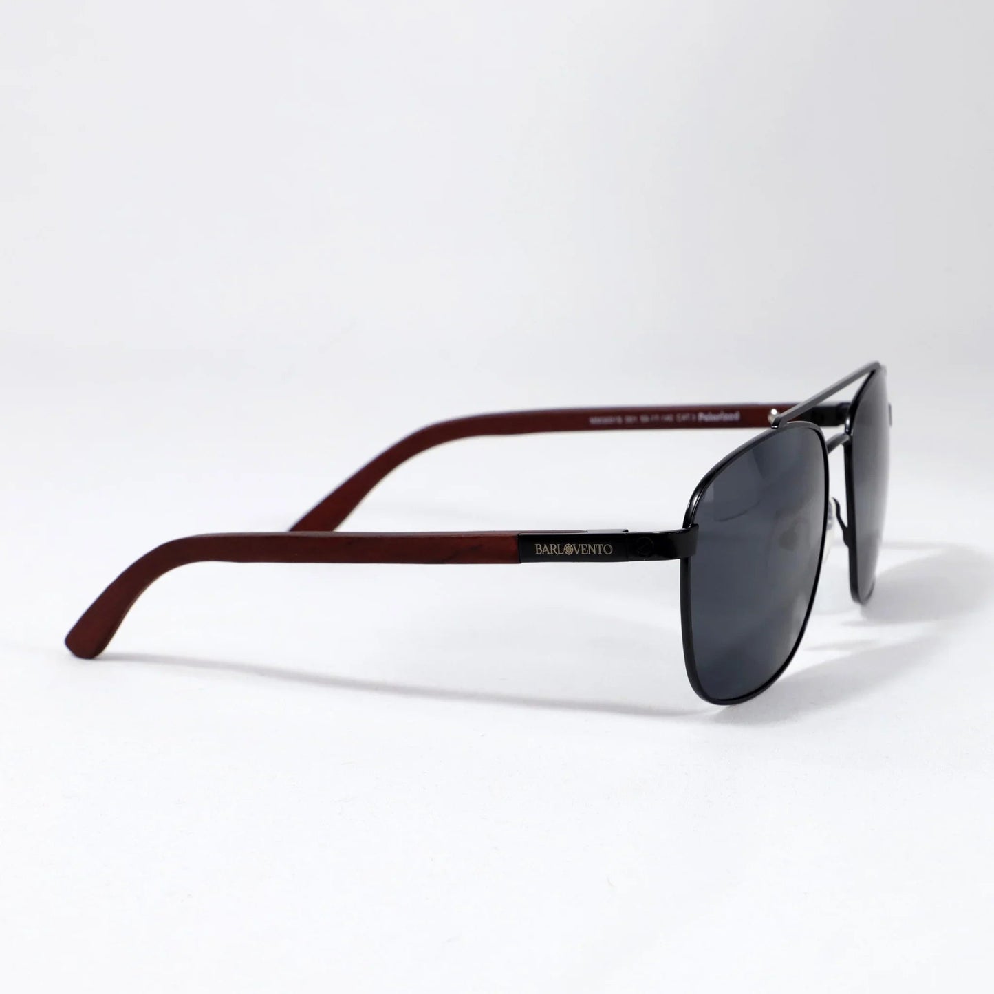 Gafas de sol Almadraba - Detalle lateral de patillas de madera con grabado