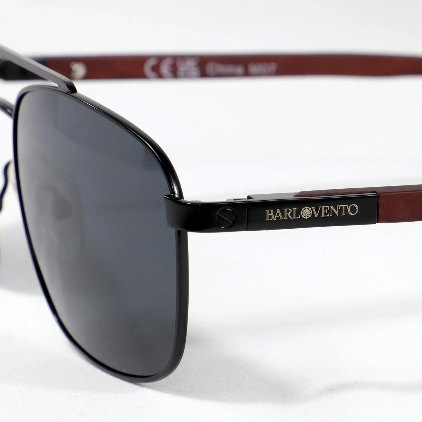 Gafas de sol Almadraba - Detalle de patillas de madera con acabado natural