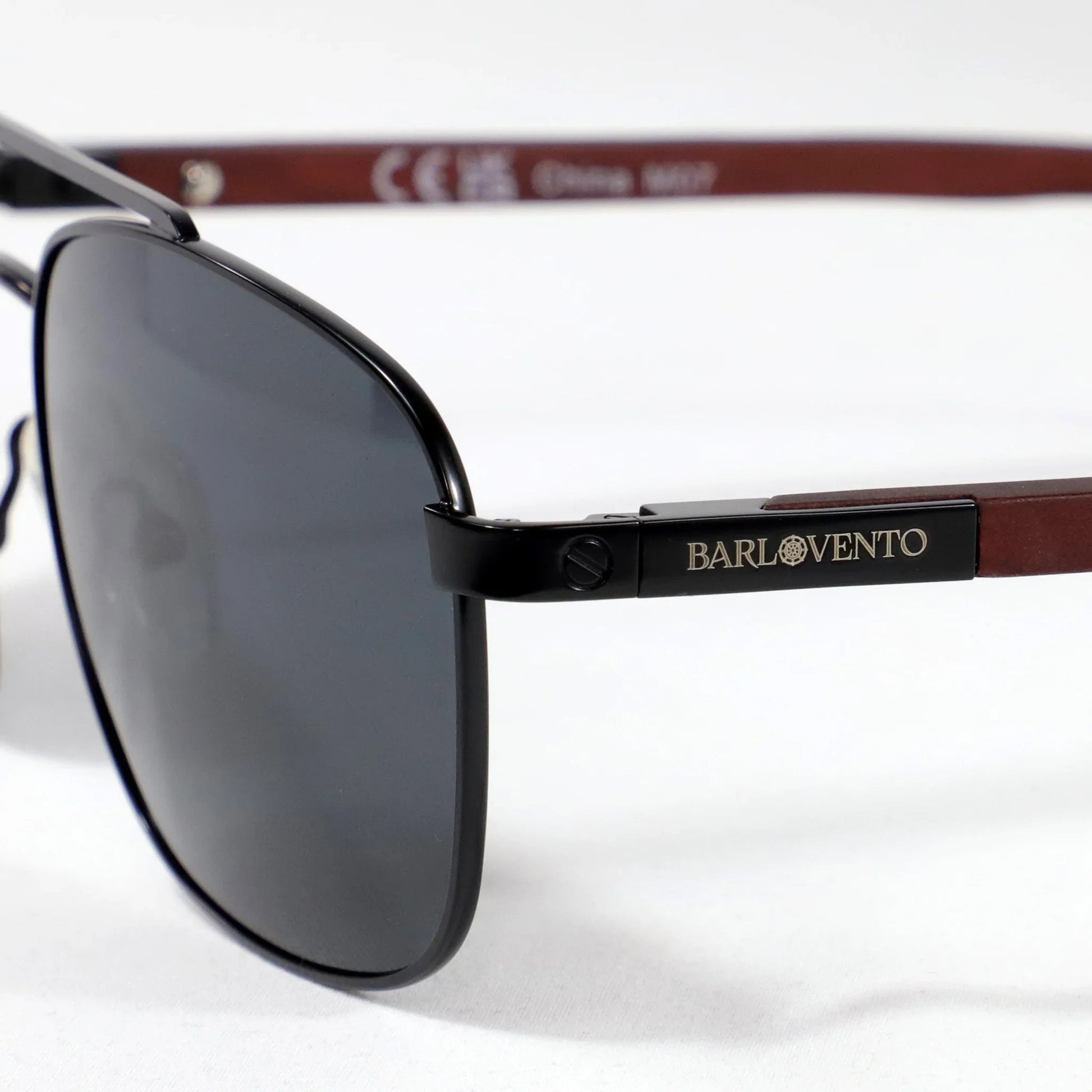 Gafas de sol Almadraba - Detalle de patillas de madera con acabado natural