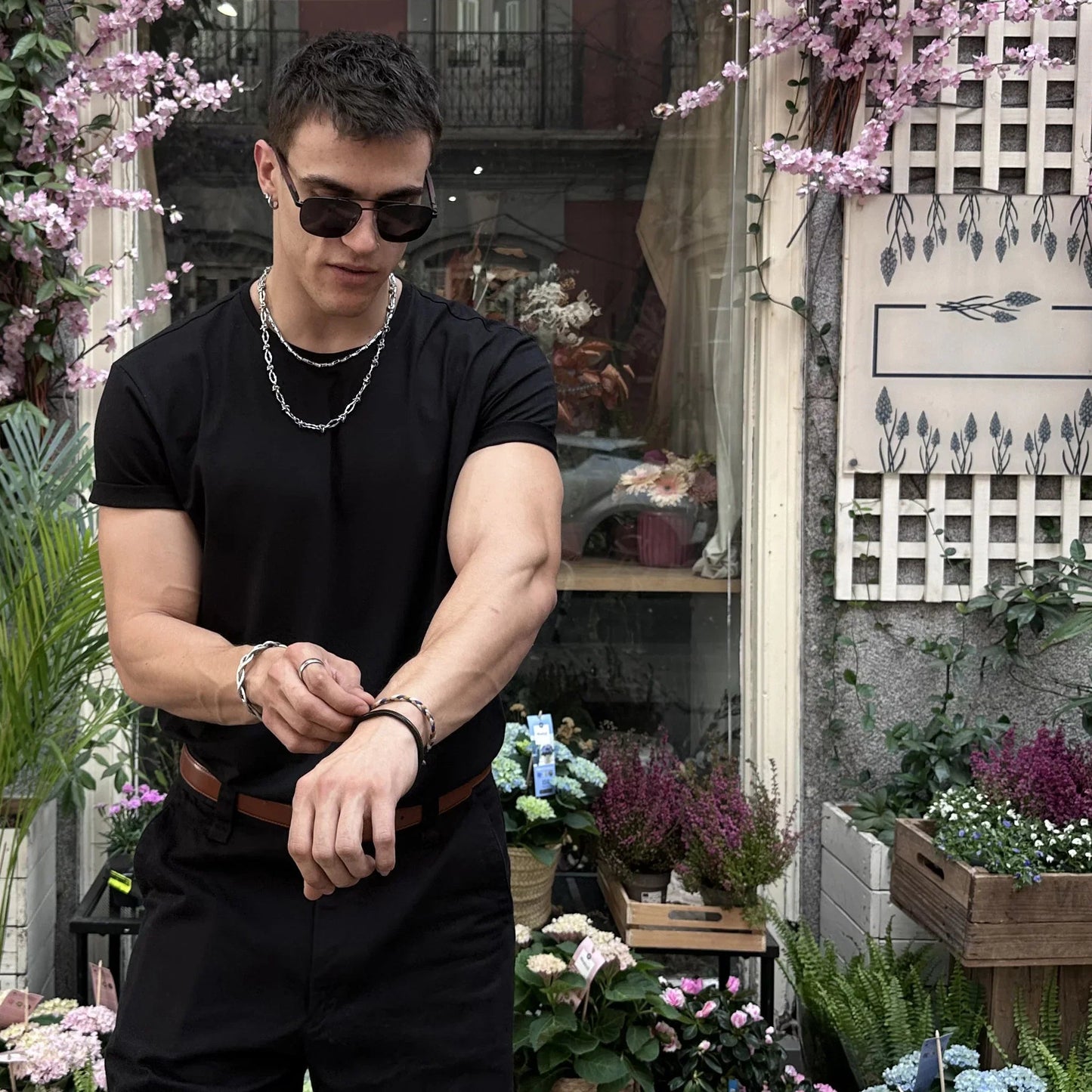 Gafas de sol Almadraba con patillas de madera - Modelo en ambiente urbano