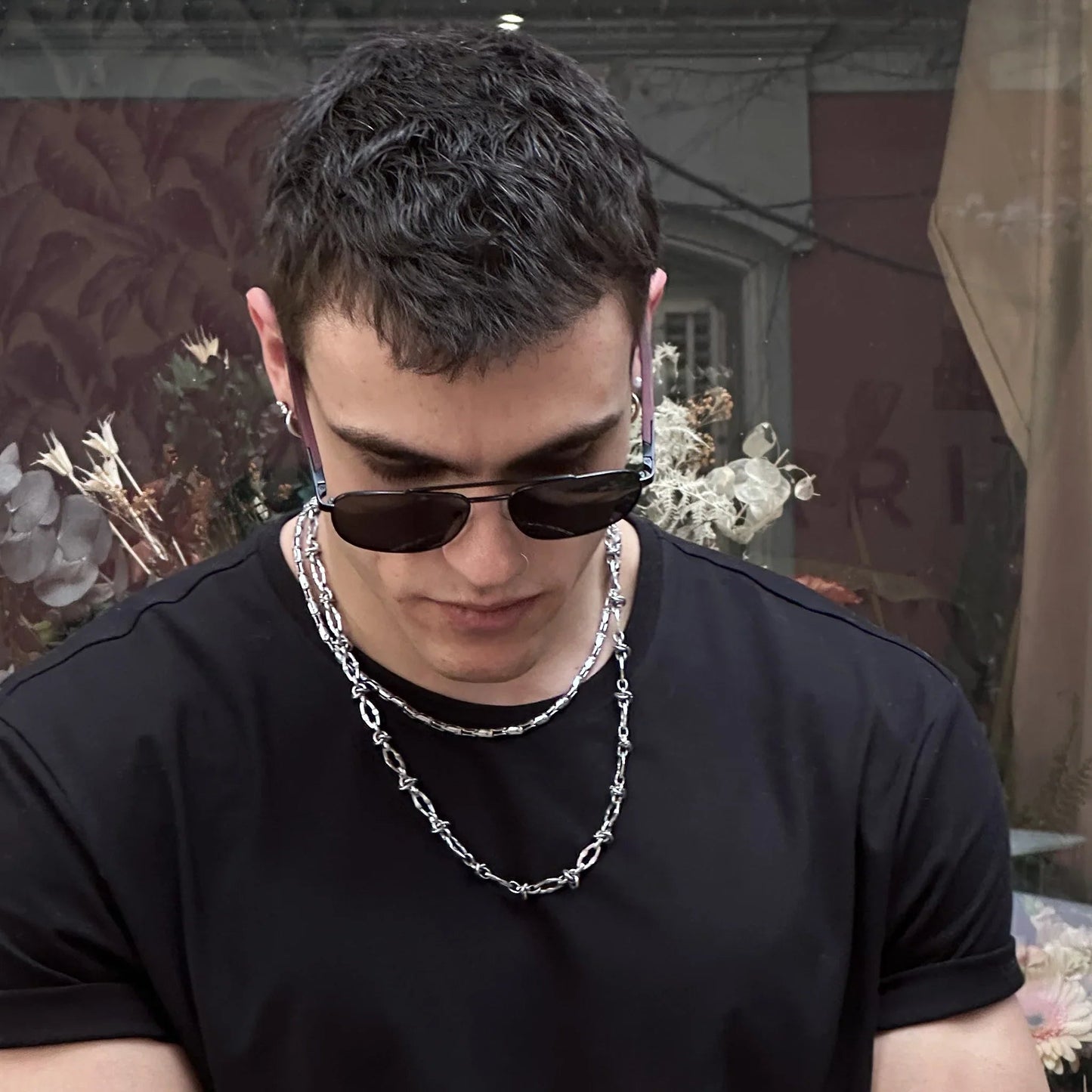 Gafas de sol Almadraba - Modelo con gafas de madera en ambiente urbano