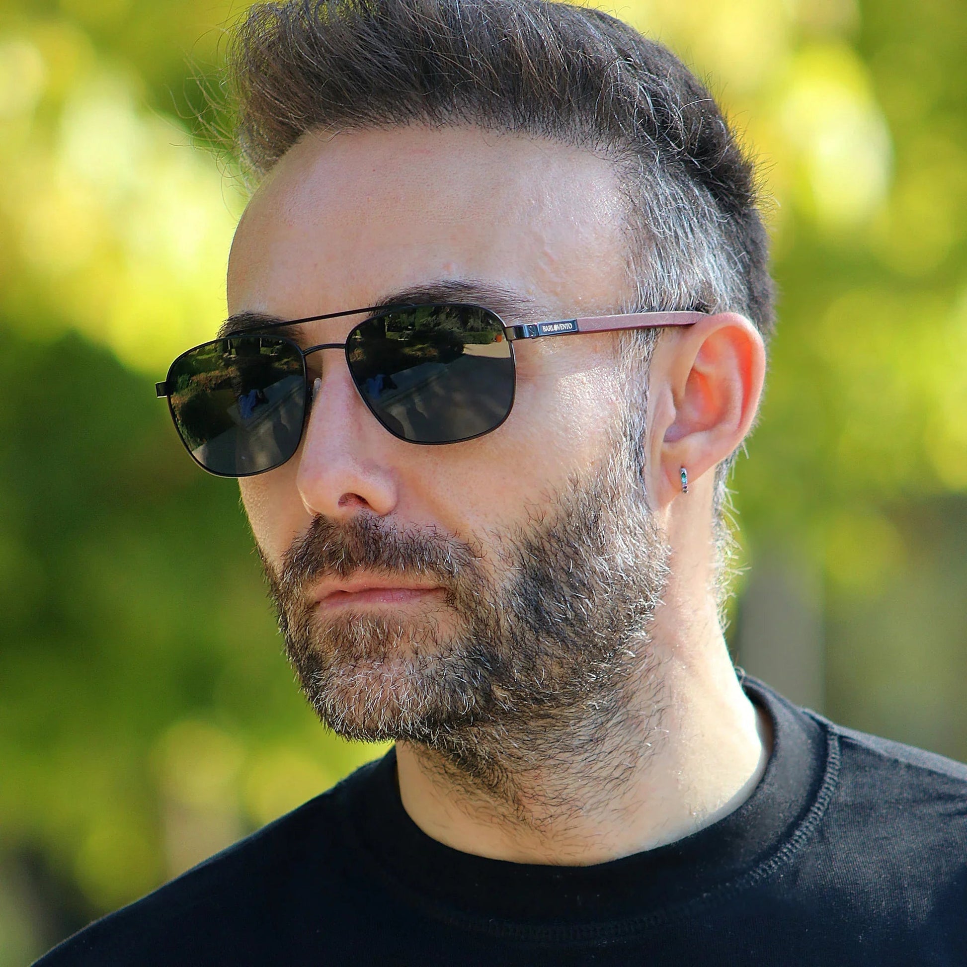 Gafas de sol Almadraba - Modelo masculino con gafas de madera estilo casual