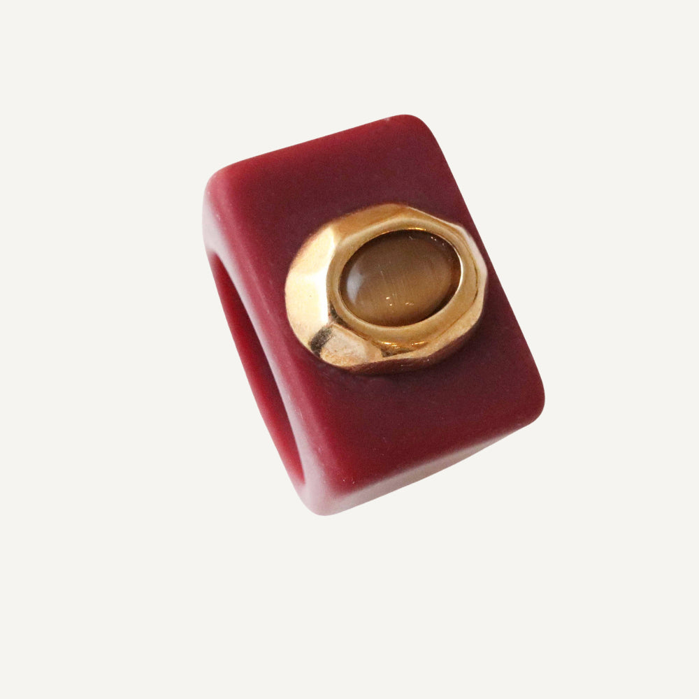 Anillo cuadrado rojo con piedra dorada, moderno y elegante, ideal para cualquier ocasión.