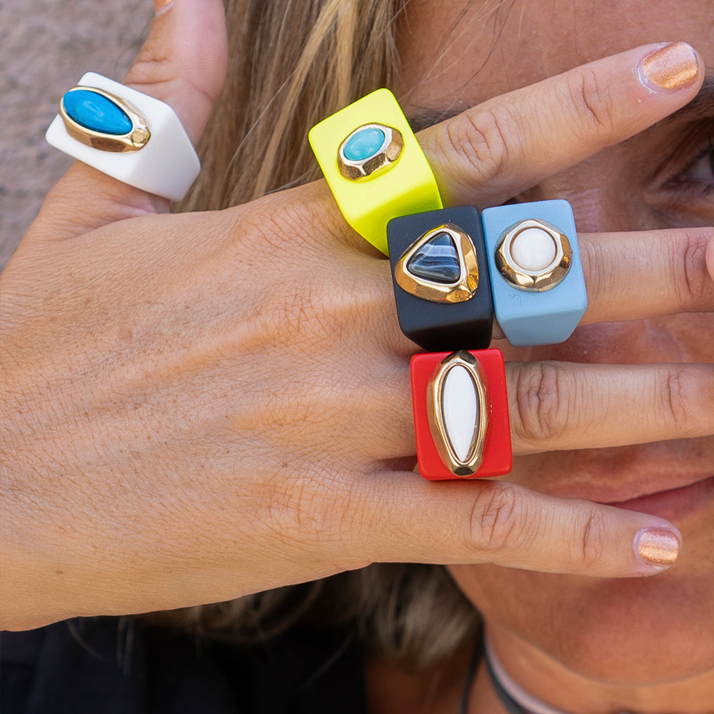 Anillos de resina colorida con piedras turquesa y negra, estilo moderno y elegante, perfectos para cualquier ocasión.