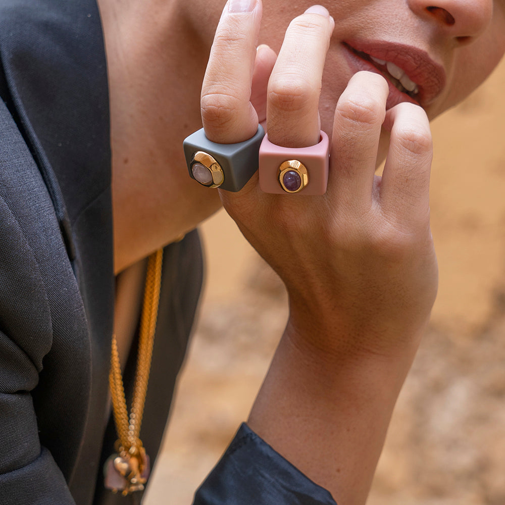 Anillo cuadrado de silicona gris y rosa con piedra preciosa, estilo moderno y elegante para mujer.