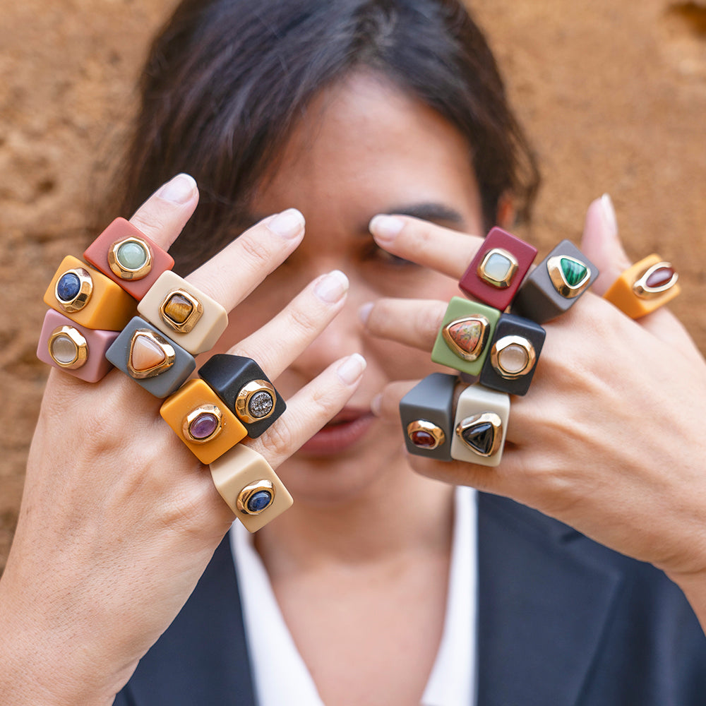 Anillos de resina en tonos marrón, naranja y gris con piedras semipreciosas. Estilo moderno y atrevido.
