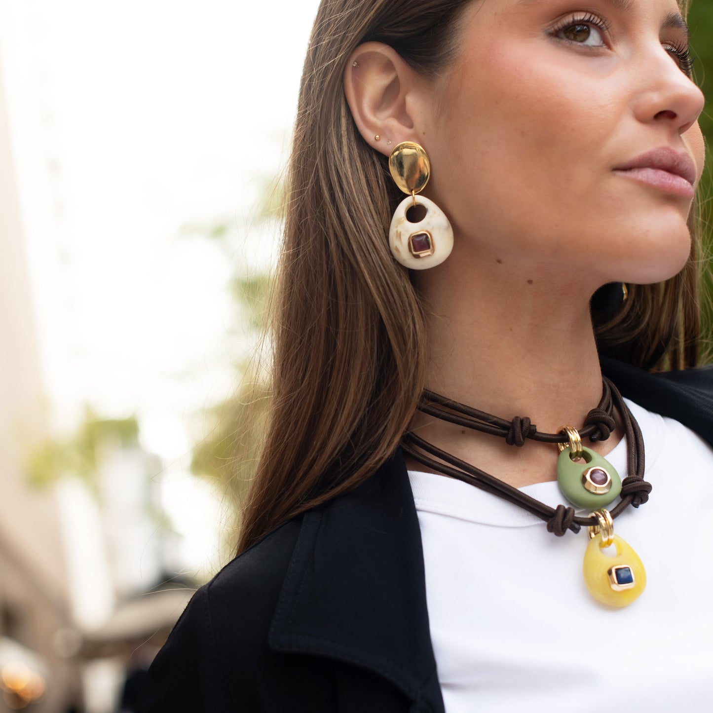 Collar y pendientes de cerámica en tonos amarillo, verde y beige, estilo bohemio con detalles en dorado.