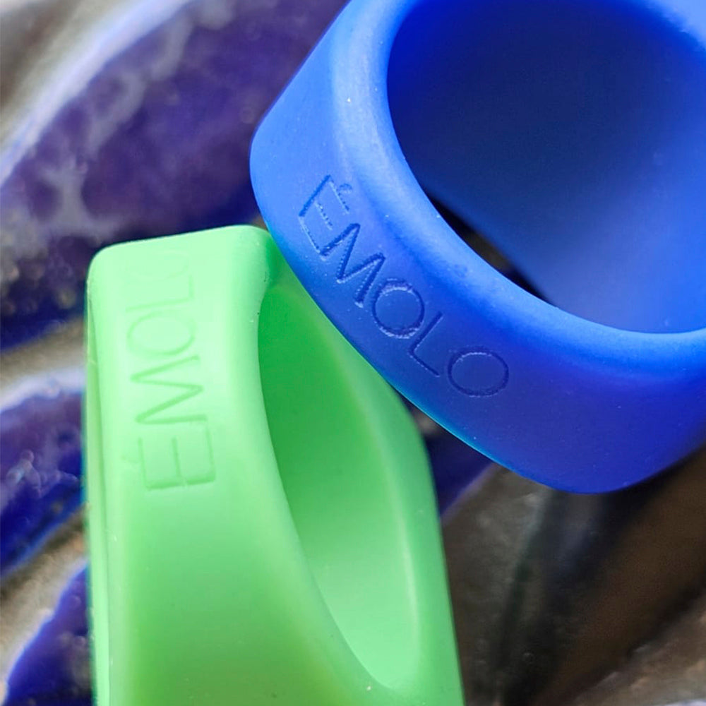 Anillos de silicona azul y verde, estilo moderno, ideales para actividades deportivas y casuales.