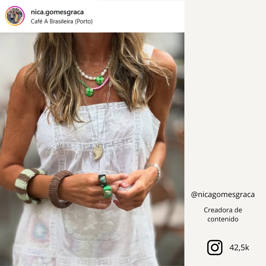 Collares de perlas verdes, vestido blanco de algodón, pulseras marrón y verde, estilo bohemio y veraniego.