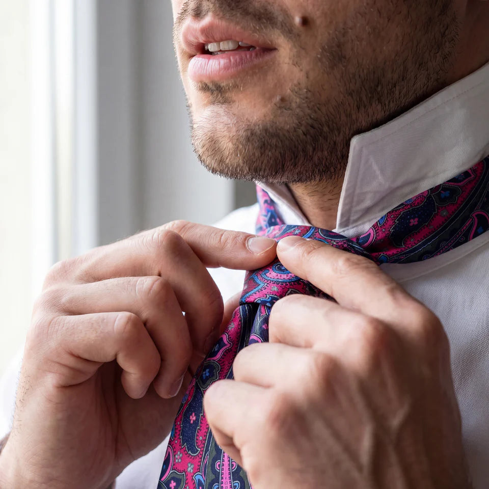 Avignon · corbata con estampado paisley rosa