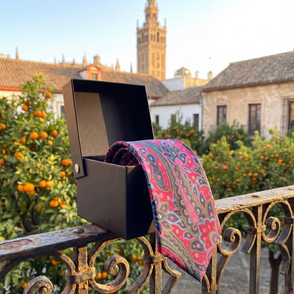 Avignon · corbata con estampado paisley rosa