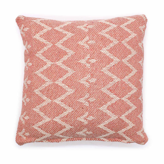 Funda de cojín cuadrada 40x40cm, rosa con patrón geométrico en blanco, estilo artesanal indio, textura tejida.