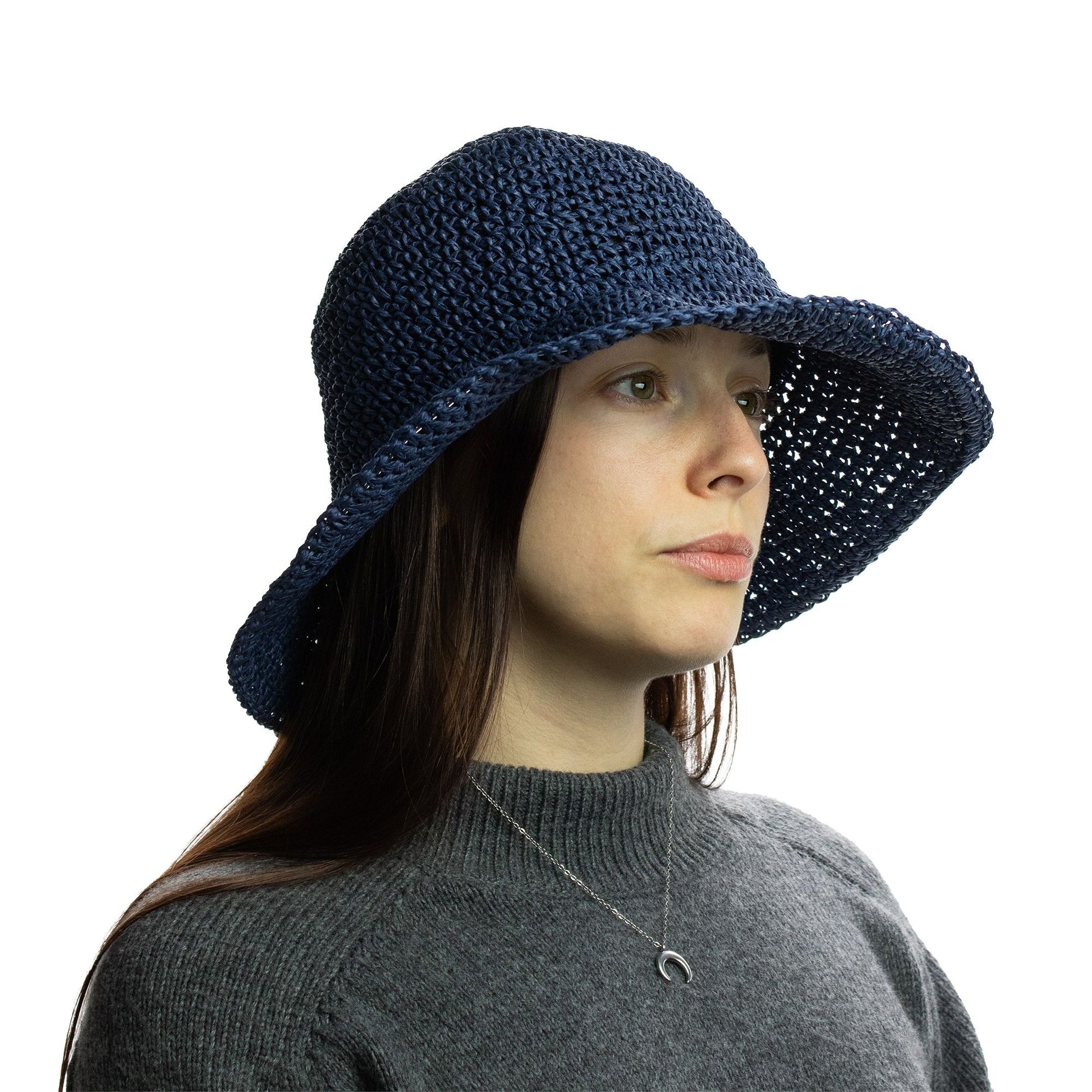 Sombrero de ala ancha, tejido azul marino, estilo bohemio, ideal para verano y actividades al aire libre.