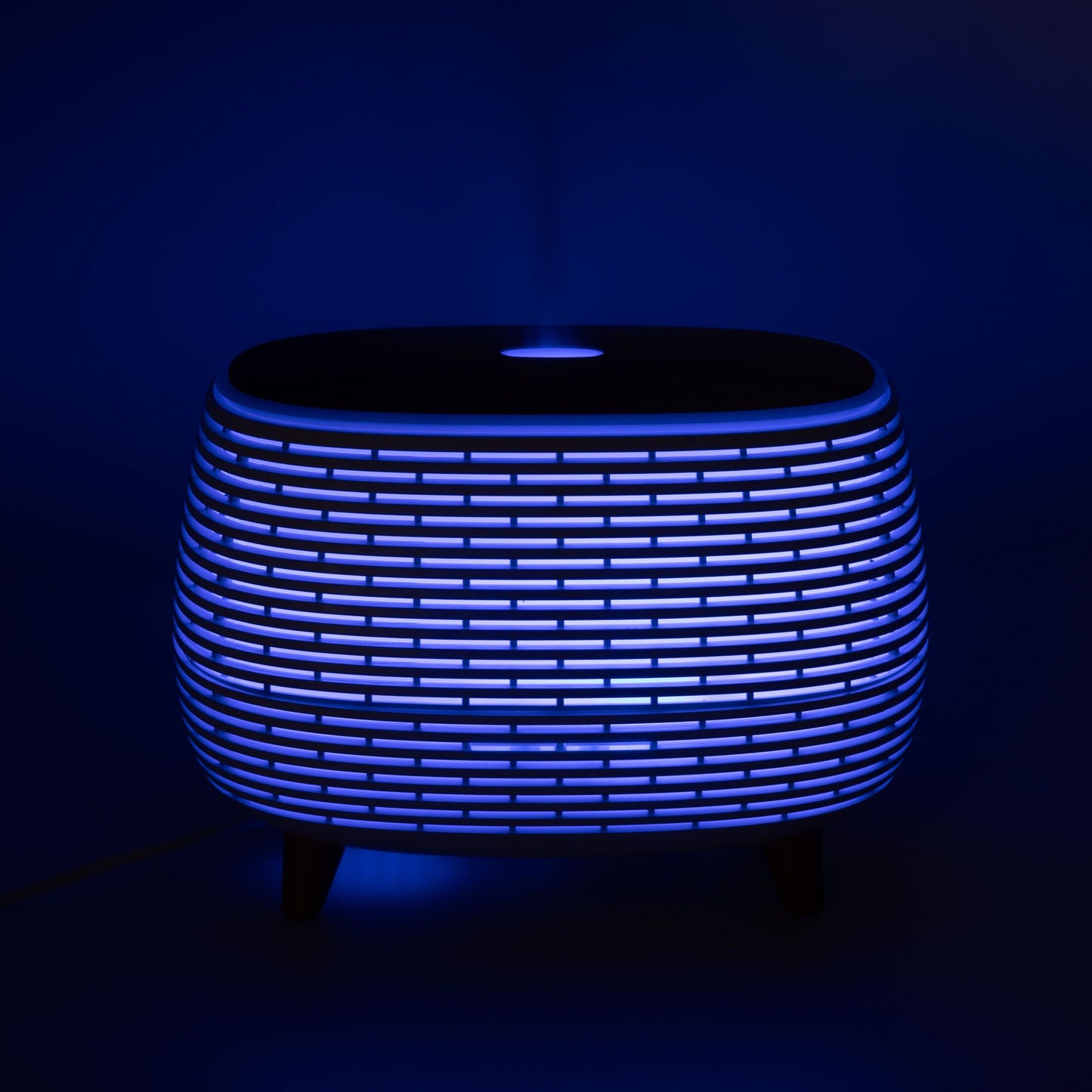 Mesita moderna de estilo nórdico, color azul, material plástico, con luz LED y patas de madera.