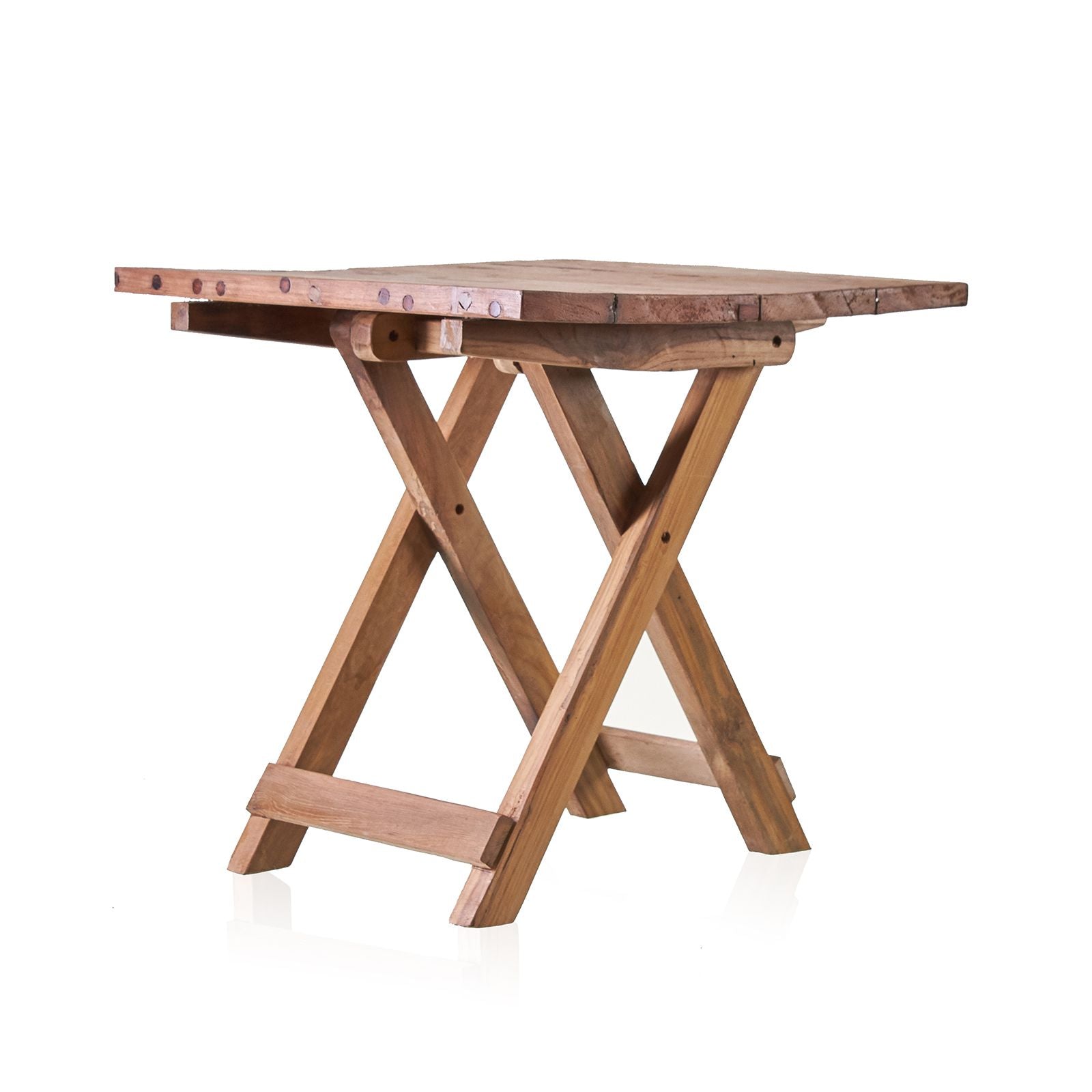 Mesa de madera de teca natural, plegable, estilo rústico con patas cruzadas.