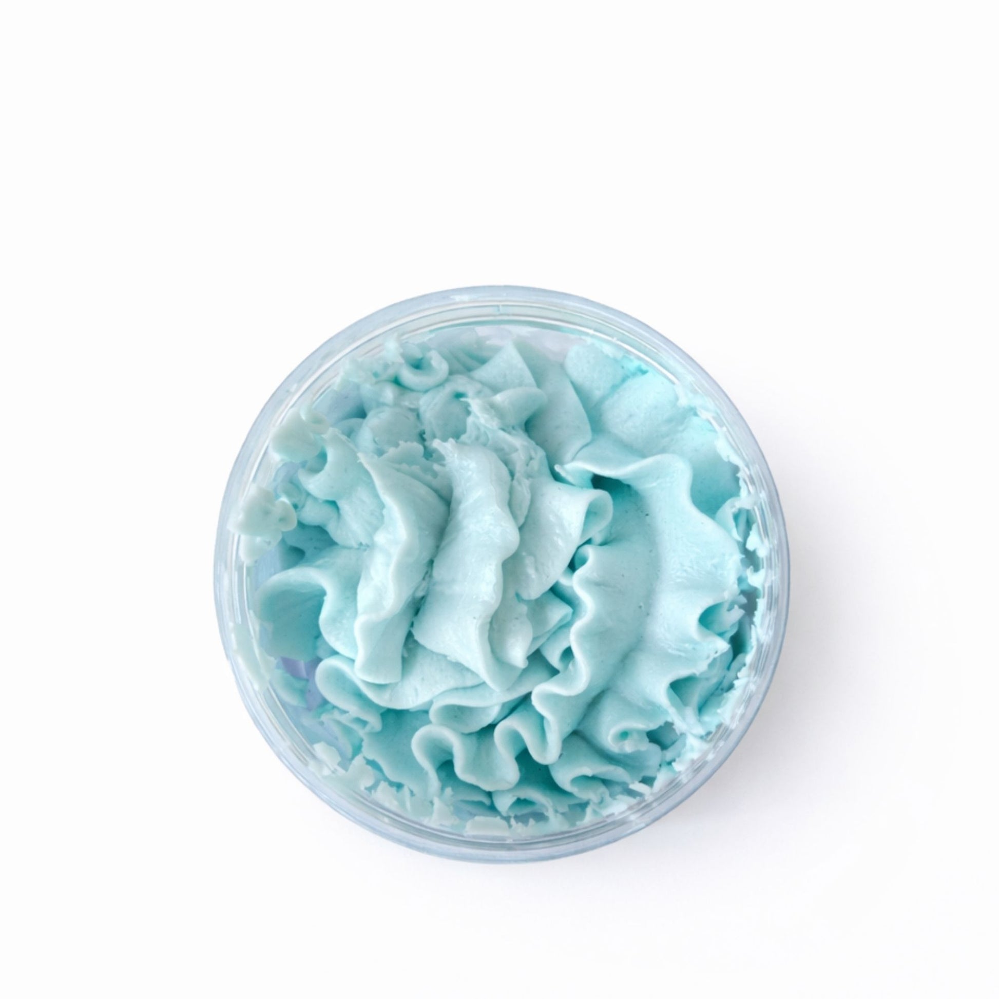 Crema suave de color azul claro en envase transparente, ideal para hidratación y cuidado de la piel.