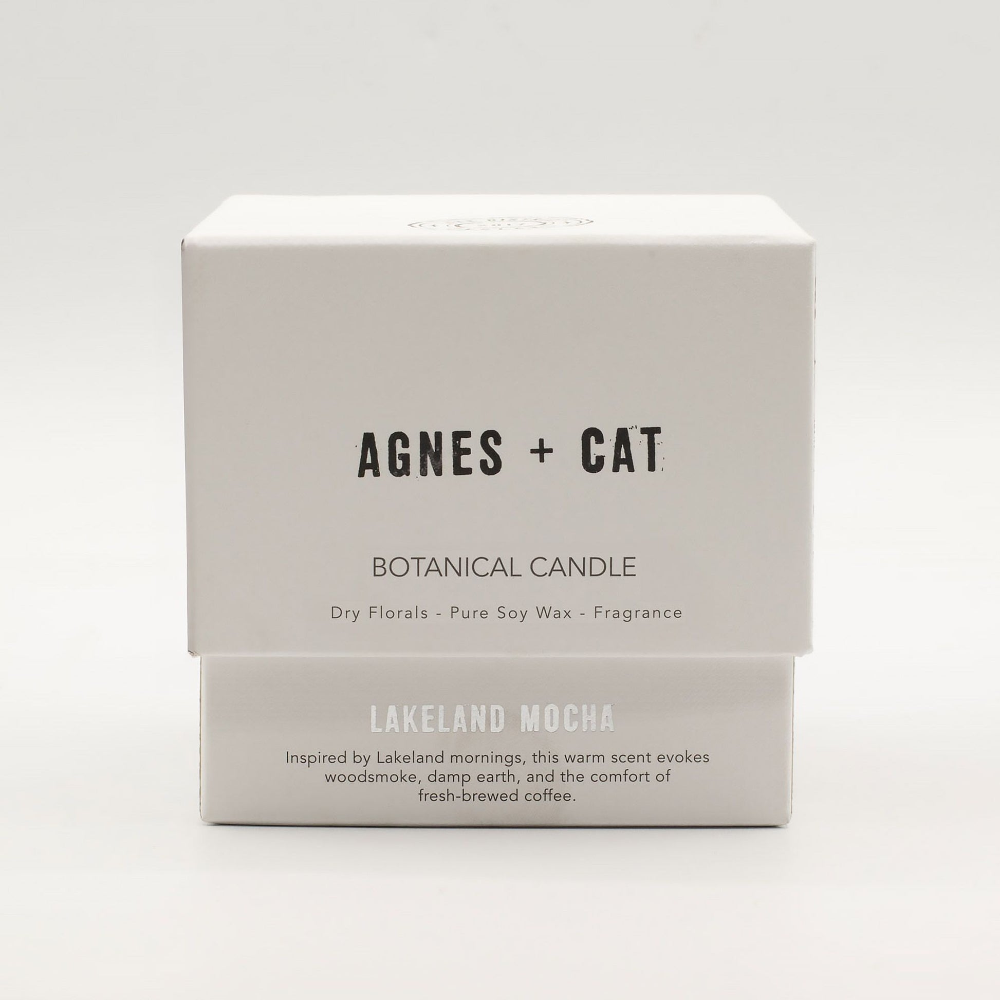 Vela botánica Agnes + Cat en caja blanca, aroma Lakeland Mocha, cera de soja, detalles florales.