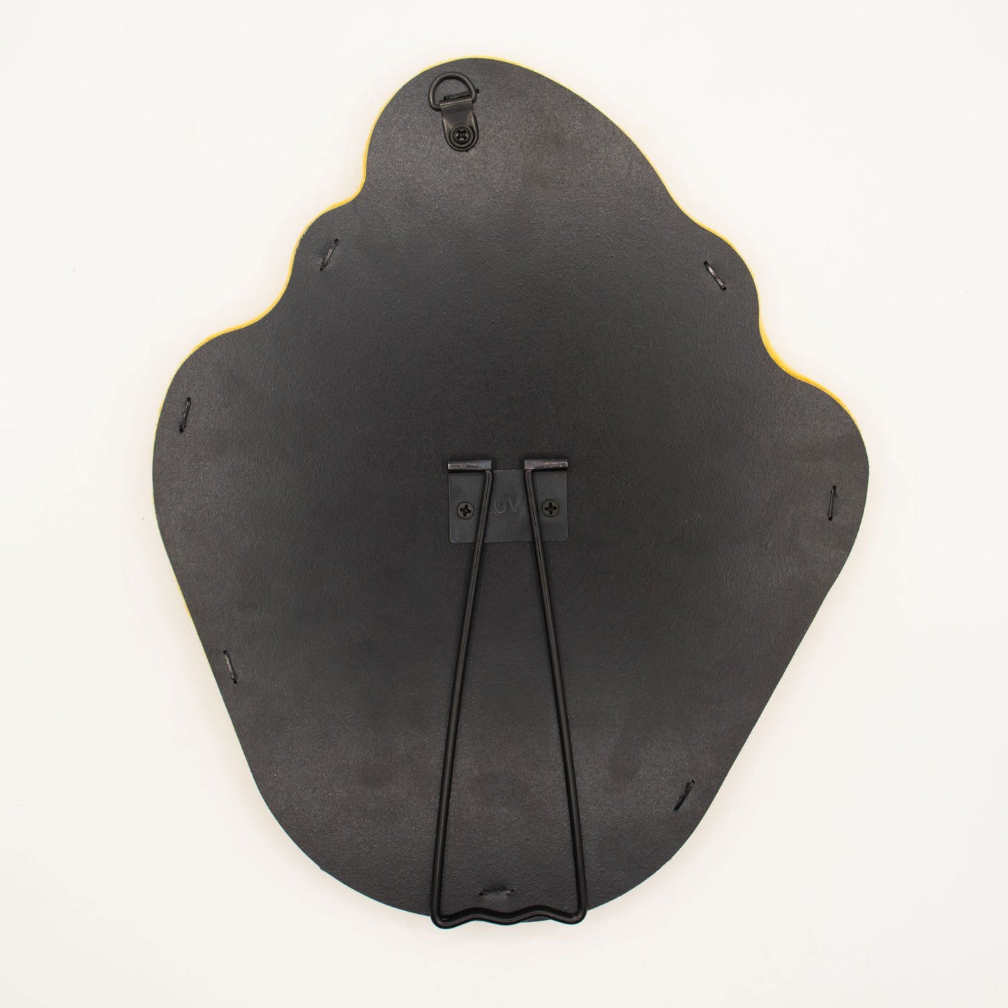 Soporte de pared en forma de concha, negro, material resistente, diseño moderno y elegante.