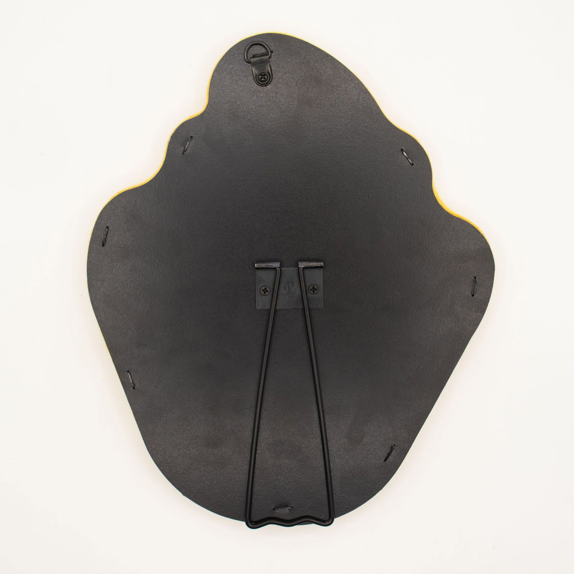 Soporte de pared en forma de concha, negro, material resistente, diseño moderno y elegante.