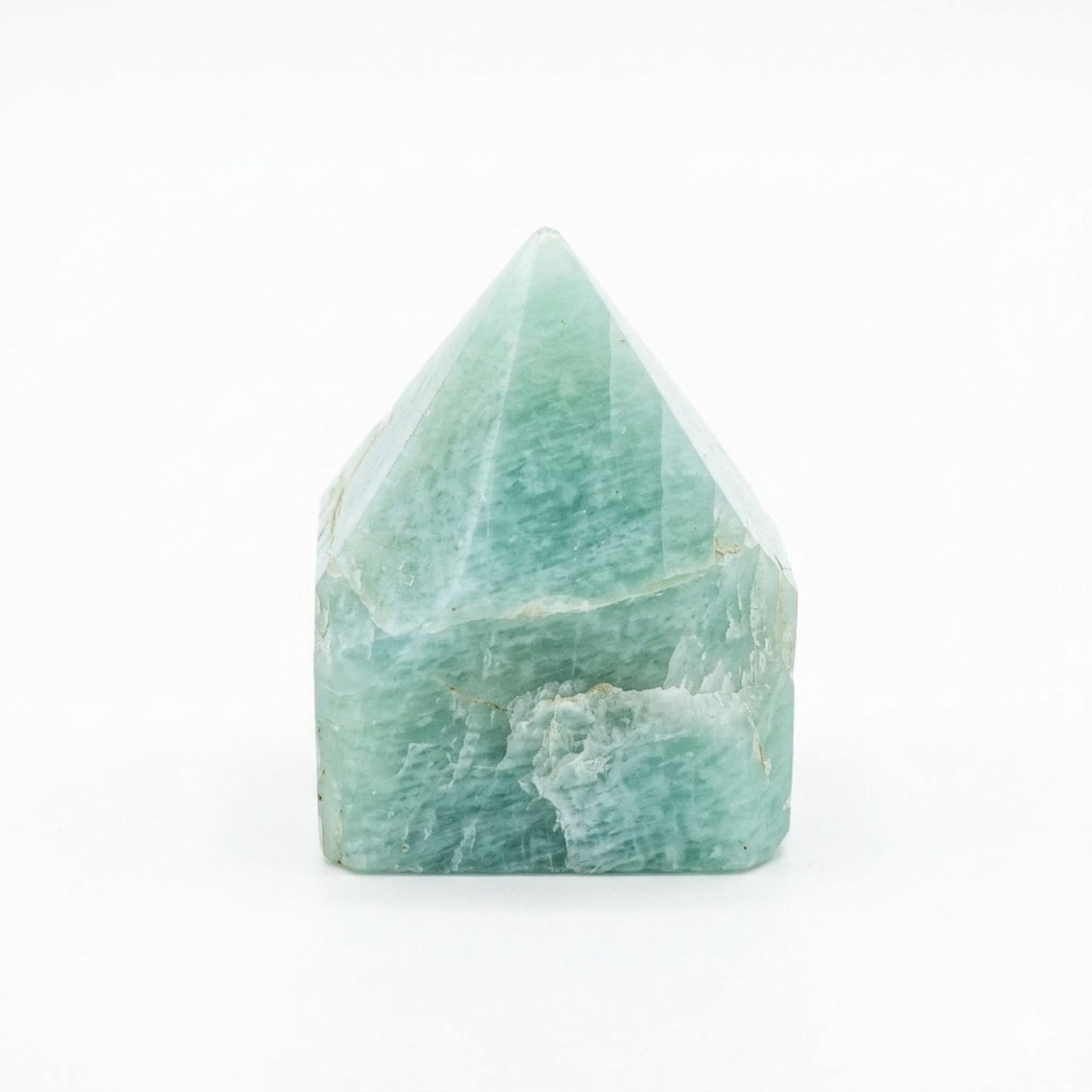 Cristal verde claro, forma piramidal, mineral natural, decorativo y energético. Ideal para la armonía del hogar.