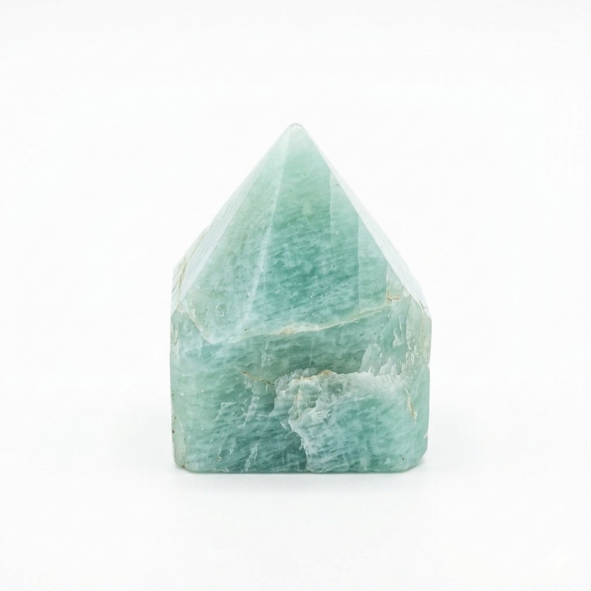 Cristal verde claro, forma piramidal, mineral natural, decorativo y energético. Ideal para la armonía del hogar.