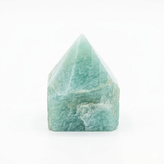 Cristal verde claro, forma piramidal, mineral natural, decorativo y energético. Ideal para la armonía del hogar.