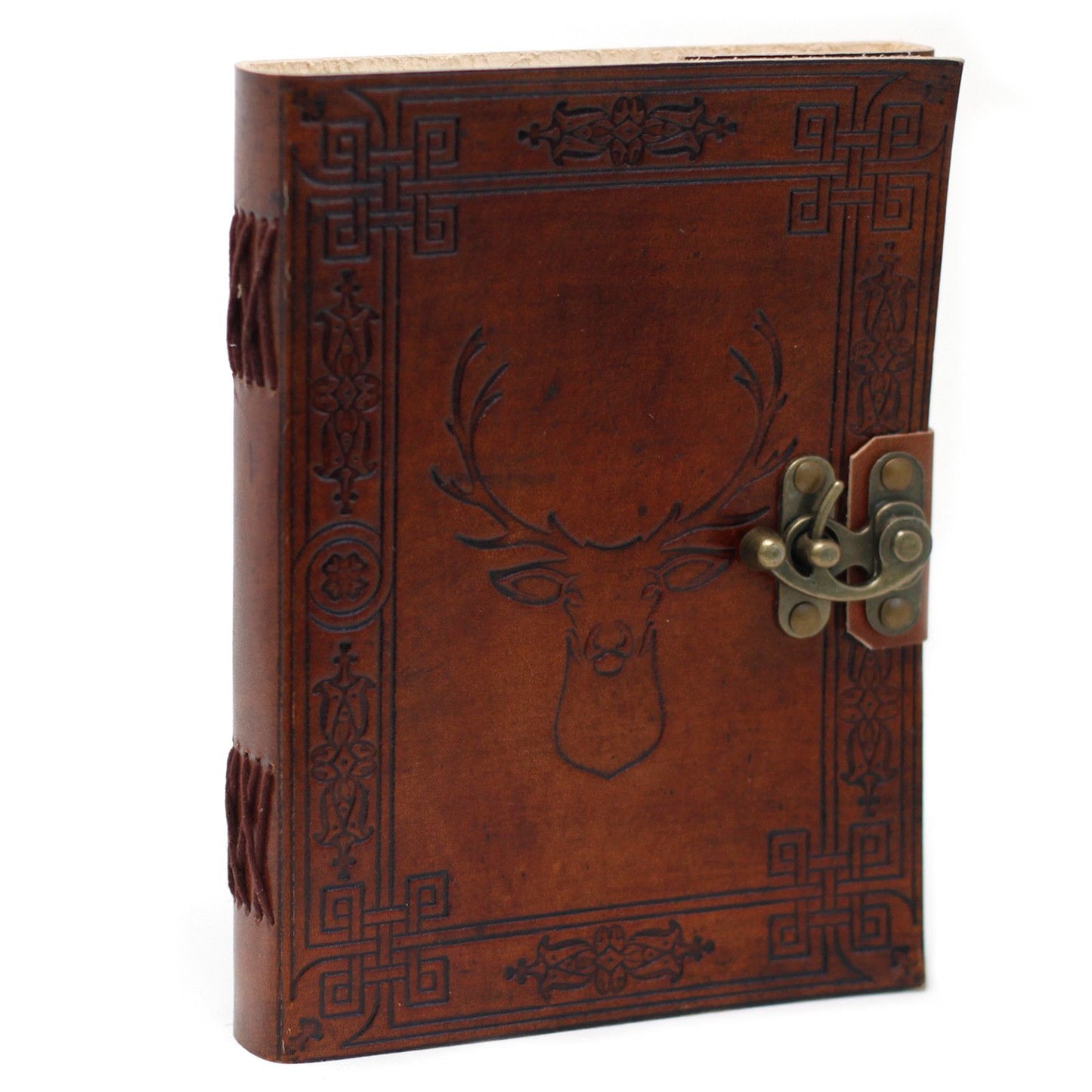 Cuaderno de cuero marrón con diseño de ciervo y cierre metálico, estilo vintage y artesanal.