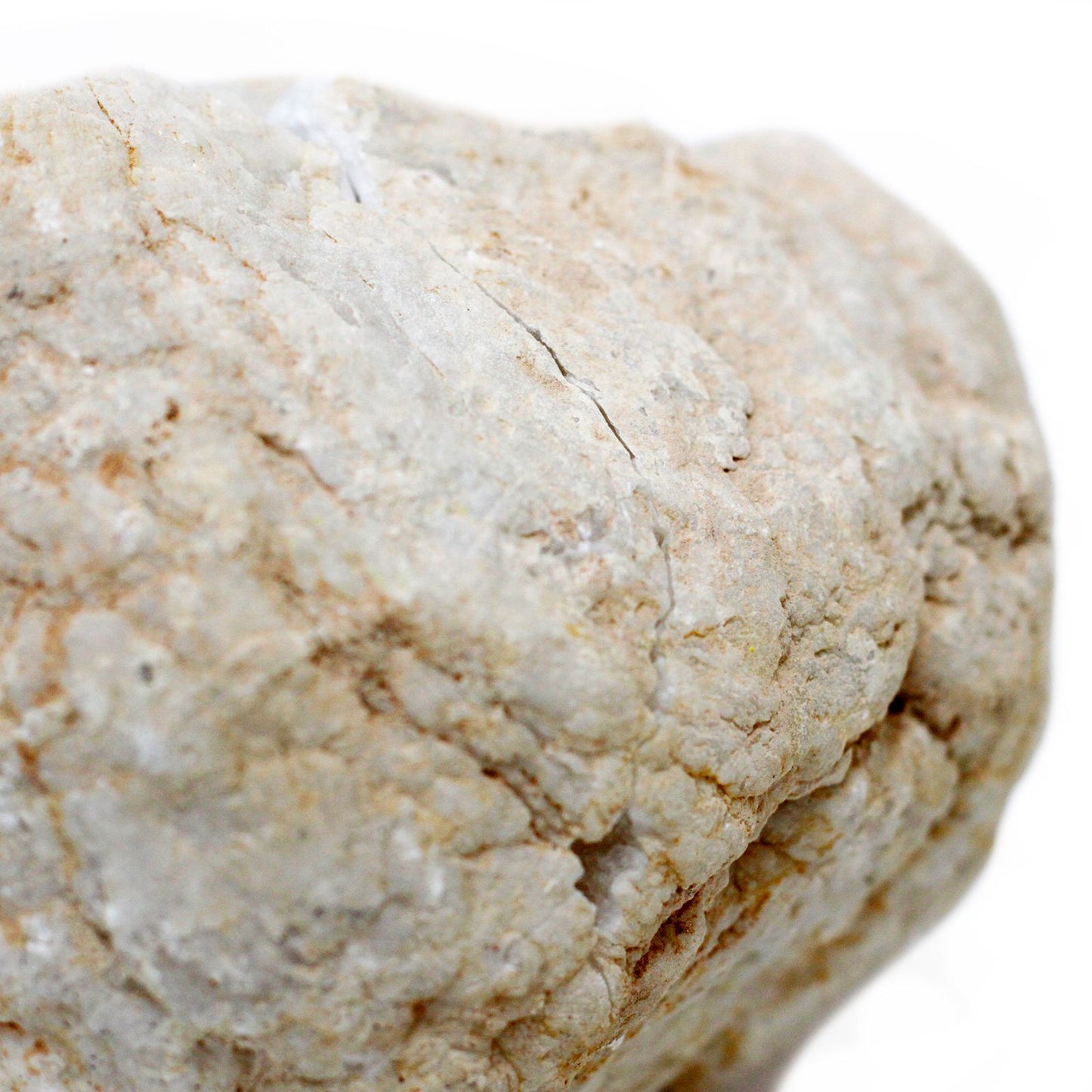 Piedra natural blanca con vetas grises, textura rugosa, ideal para decoración y manualidades.