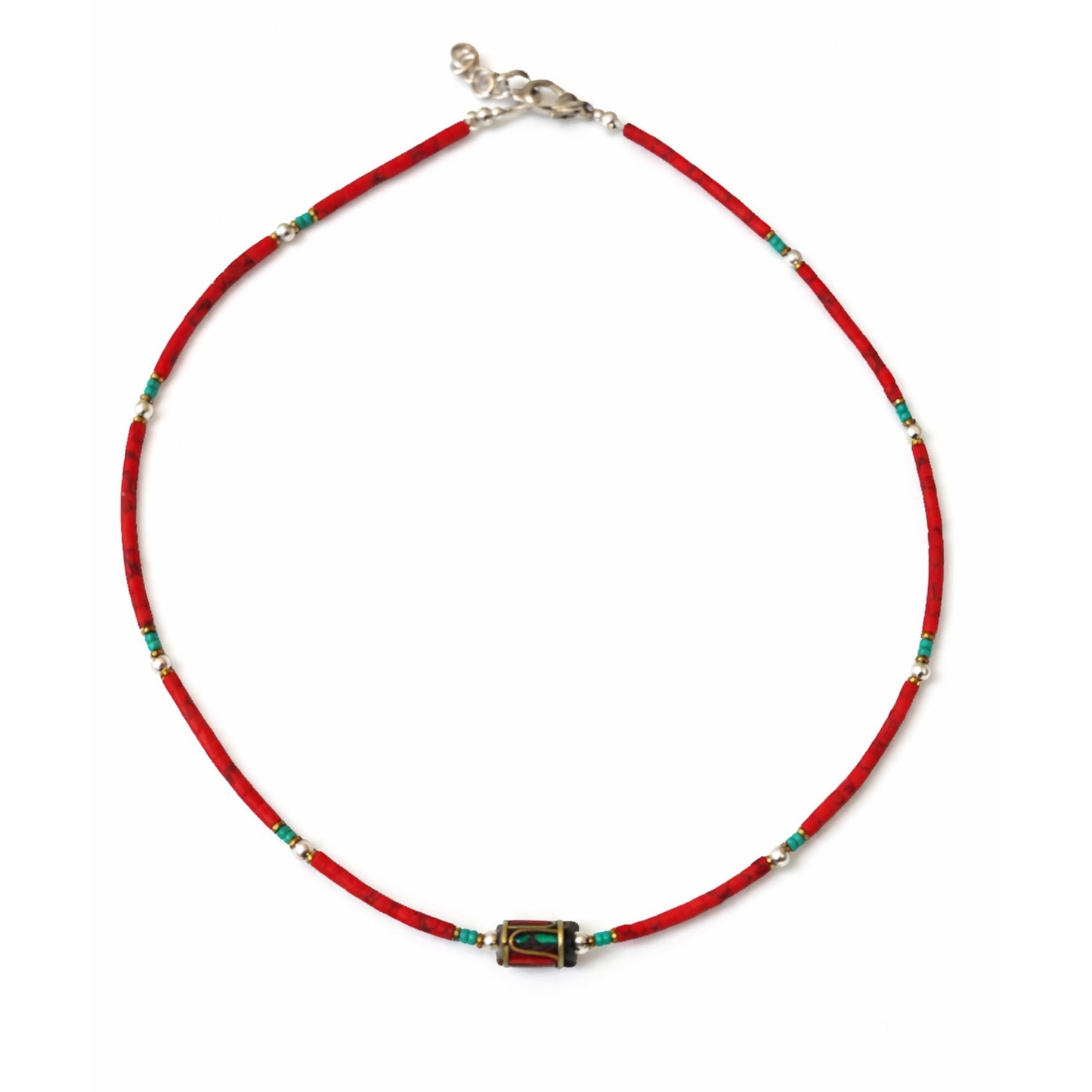Collar de cuentas rojas y verdes con detalle en plata, estilo bohemio,  ajustable y elegante.