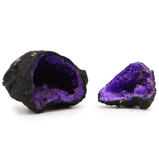 Geoda negra con interior morado brillante, piedra decorativa ideal para artículos de hogar y colección.