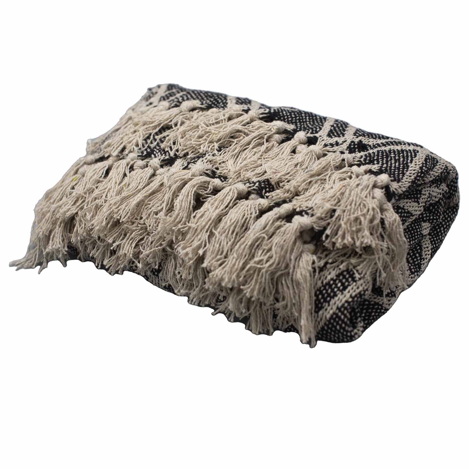 Manta tejida en negro y blanco con flecos, estilo bohemio, perfecta para decorar y abrigar.
