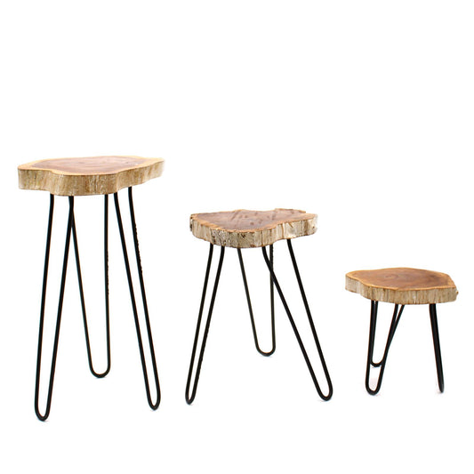 Juego de tres soportes para plantas con cubiertas de madera natural y patas de metal negro estilo minimalista.