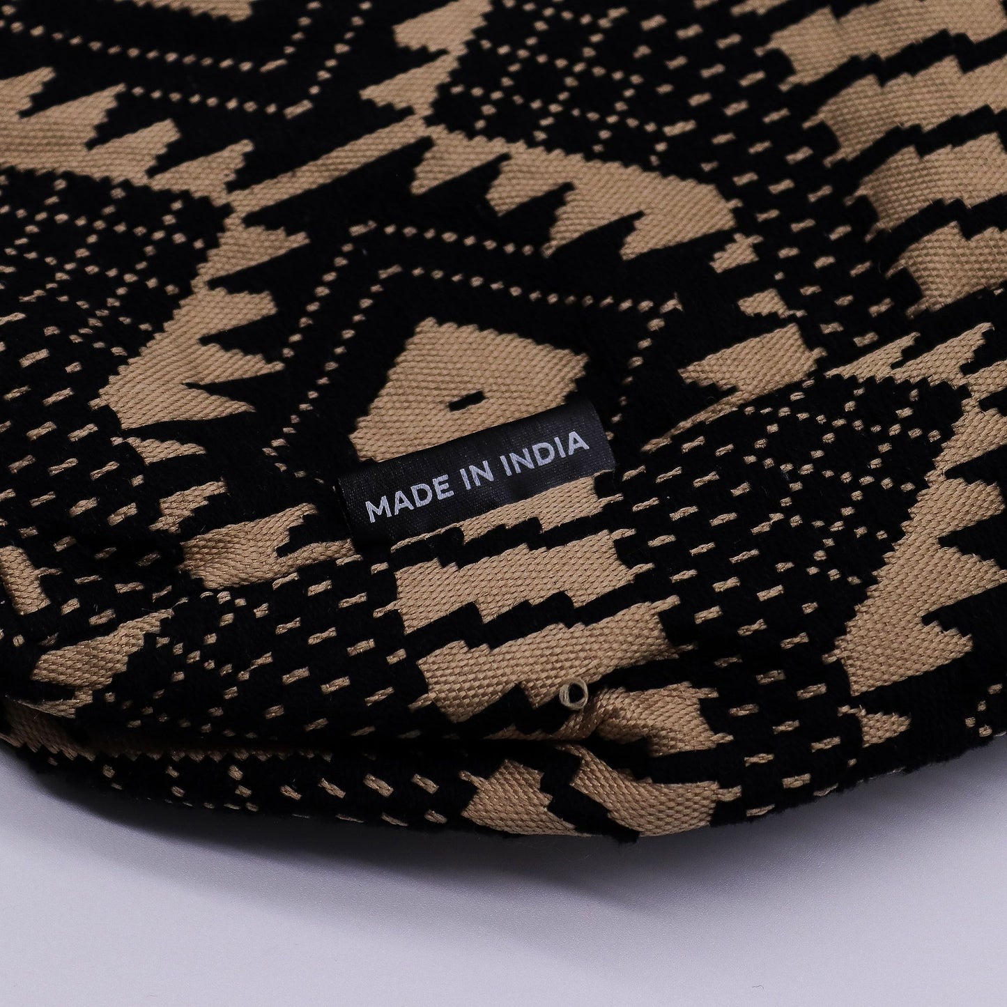 Bolso de algodón negro y beige con diseño geométrico, hecho en India, ideal para un estilo bohemio.
