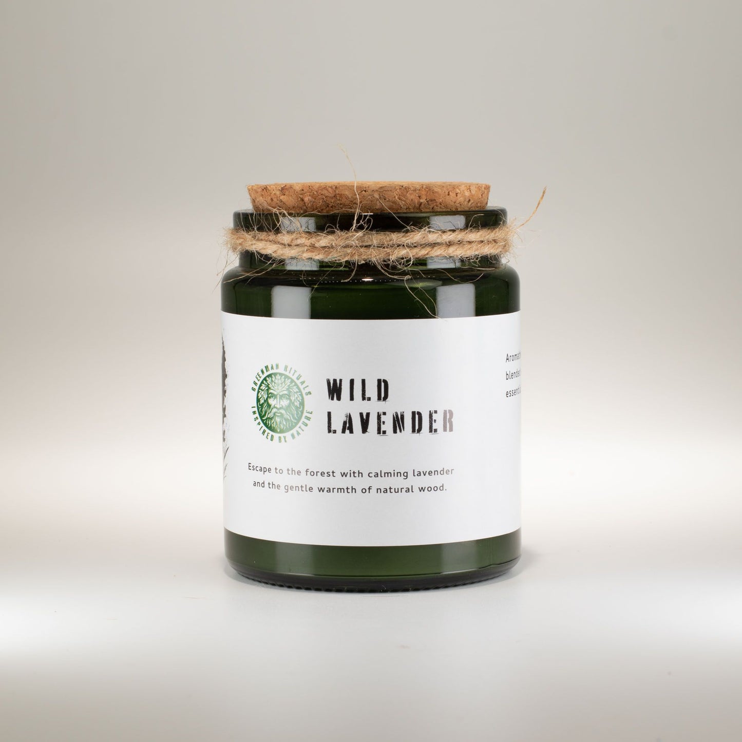 Vela aromática de lavanda silvestre en envase verde, tapa de madera natural y cuerda de yute.