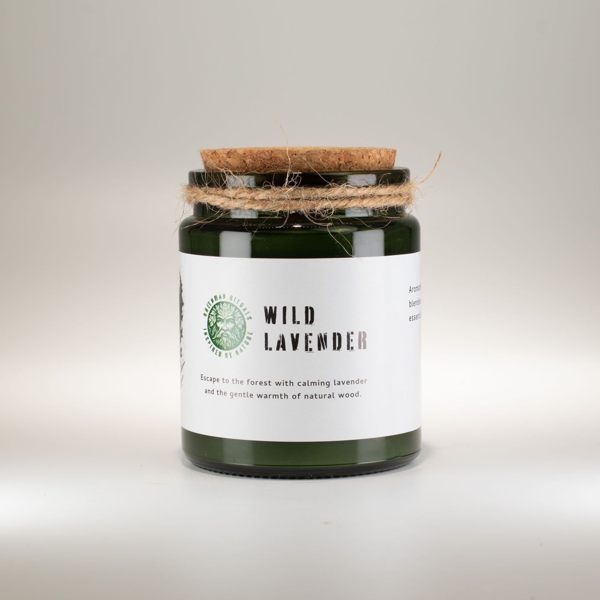 Vela aromática de lavanda silvestre en envase verde, tapa de madera natural y cuerda de yute.