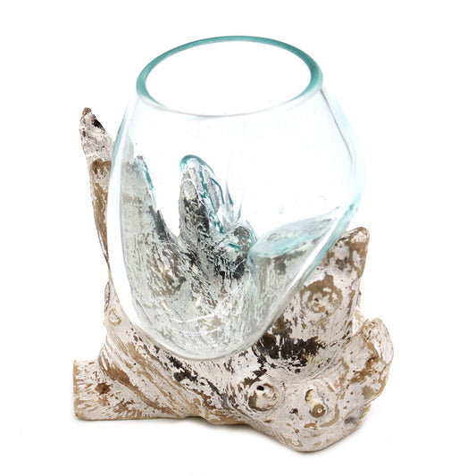 Tazón de vidrio soplado transparente encajado en una base de madera natural blanqueada con diseño rústico y artesanal