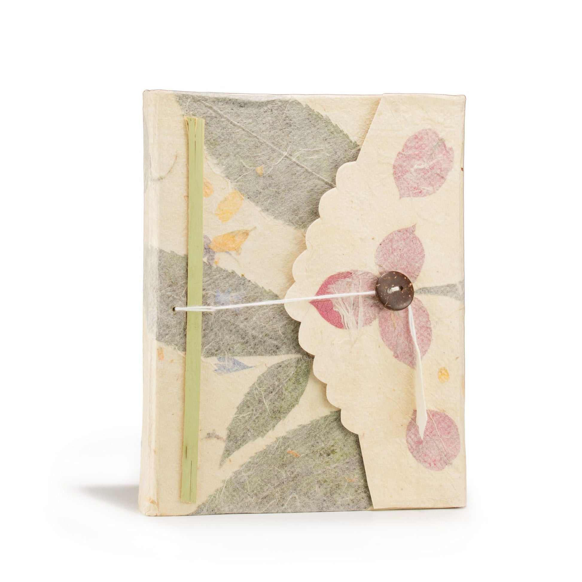 Cuaderno artesanal con cubierta de papel reciclado en tonos beige y verde, decorado con flores secas y un botón.