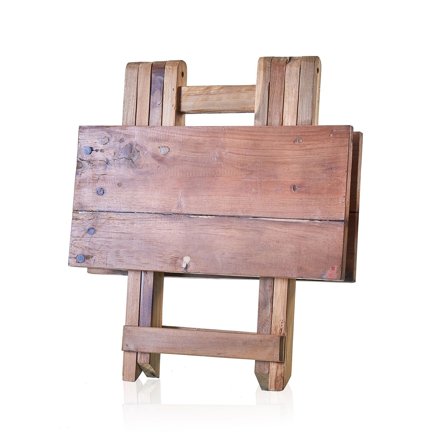 Caballete de madera natural en tonos marrones, estilo rústico, ideal para pintar o exhibir obras de arte.