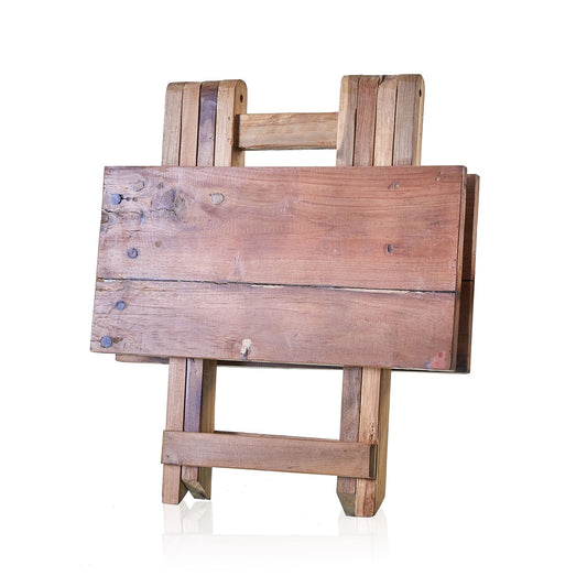 Caballete de madera natural en tonos marrones, estilo rústico, ideal para pintar o exhibir obras de arte.