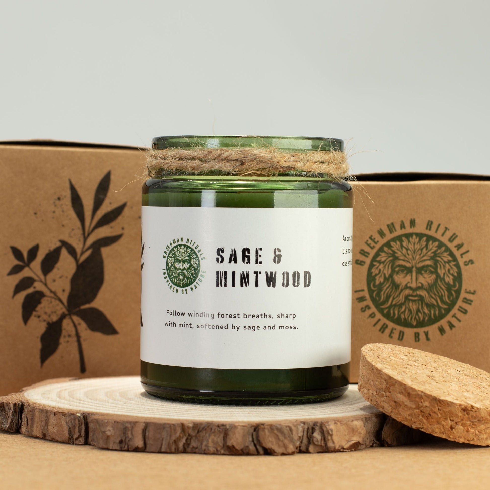 Vela verde artesanal de salvia y menta, en tarro de vidrio con tapa de corcho, inspirada en la naturaleza.