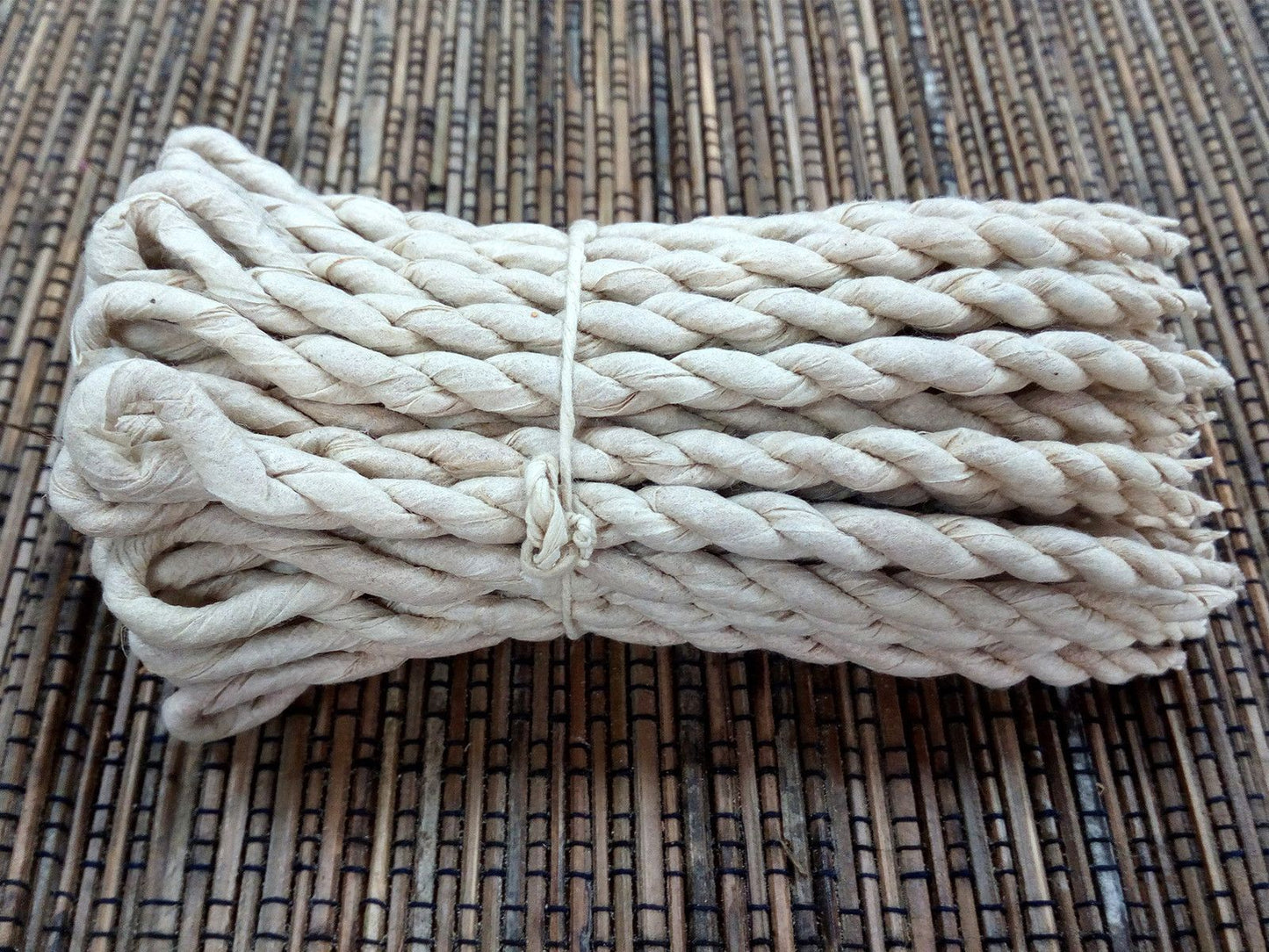 Cuerda trenzada de algodón color crema, 10 metros, ideal para manualidades y decoración.