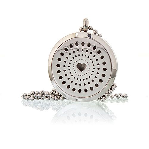 Collar plateado con colgante redondo y diseño perforado en forma de corazón. Ideal para un estilo elegante y moderno.