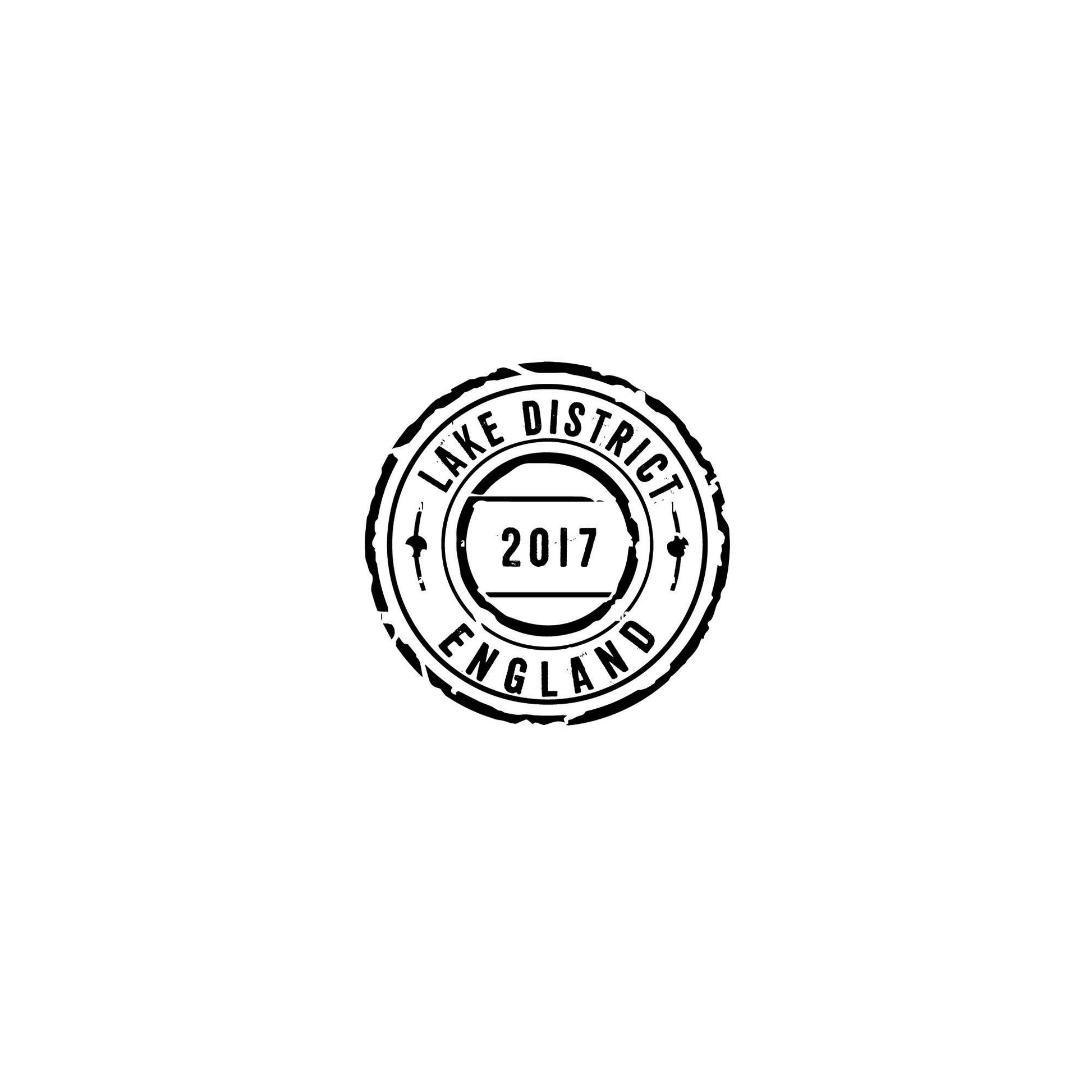 Sello vintage en negro con "Lake District England 2017", ideal para decoración rústica y regalos únicos.