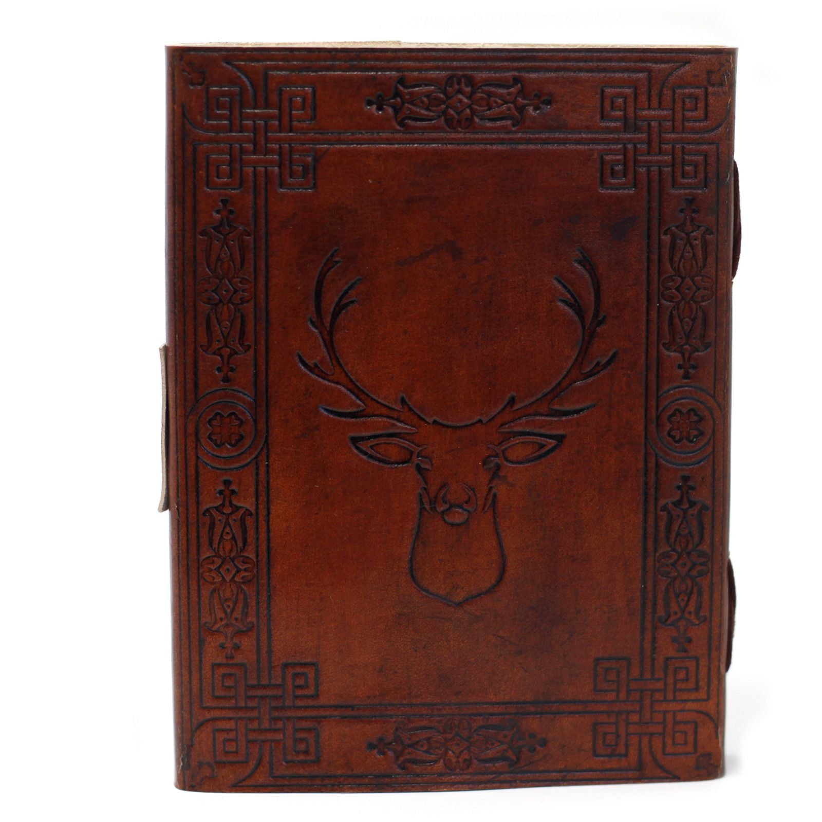 Cuaderno de piel marrón con grabado de ciervo y detalles ornamentales en estilo vintage.