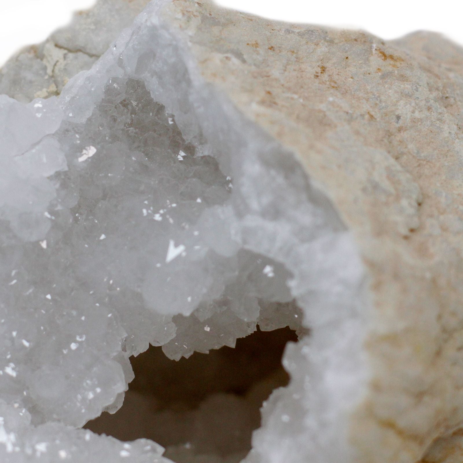 Cristal de sal blanco con tonalidades grises, textura mineral y forma natural, ideal para decoración.