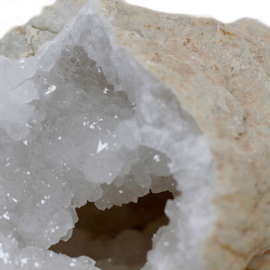 Cristal de sal blanco con tonalidades grises, textura mineral y forma natural, ideal para decoración.