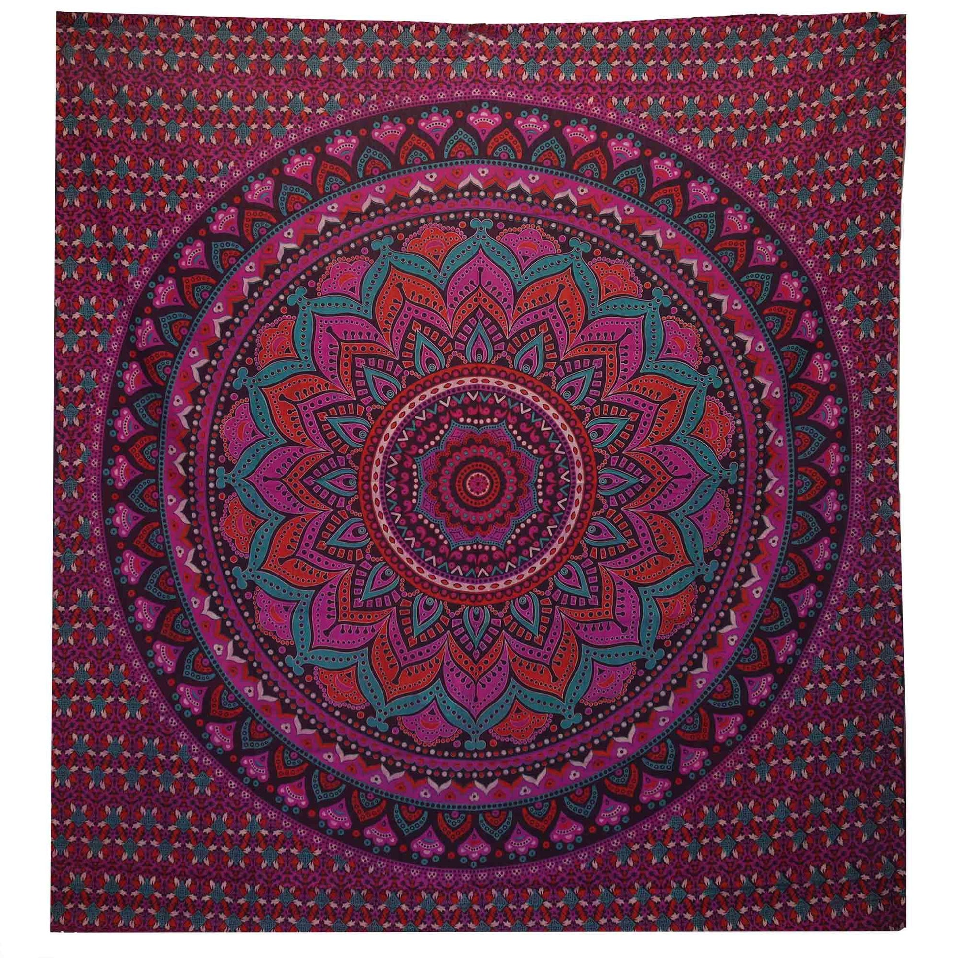 Manta mandala circular en tonos fucsia, morado y verde, de algodón con diseño bohemio. Perfecta para decoración.