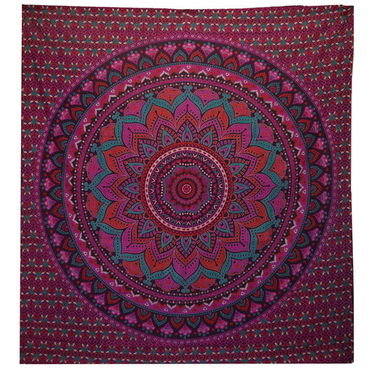 Manta mandala circular en tonos fucsia, morado y verde, de algodón con diseño bohemio. Perfecta para decoración.